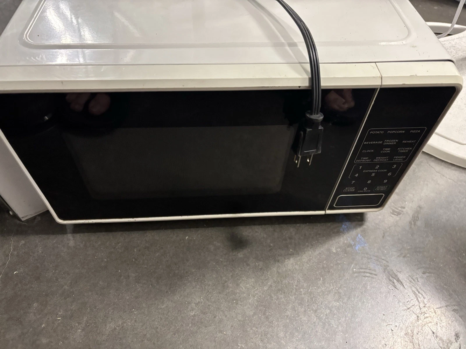 Walmart Countertop Microwave 0.7 cu ft 700W White/Black MS8436127995-03
Opens in a new window or tab