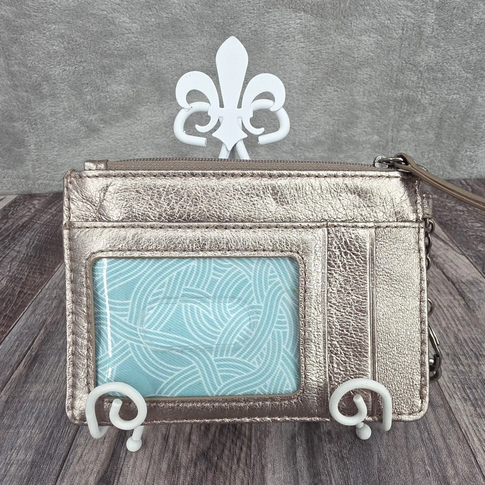 Cartera para tarjetas de identificación The Sak Silverlake cuero metálico plata estaño tachuelas en relieve Foto 4 de 4