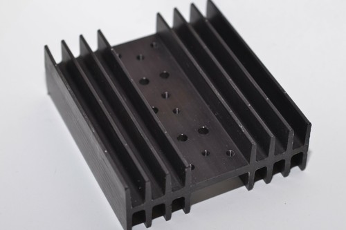Schwarzer Aluminium-Kühlkörper, ca. 100 x 90 mm, Höhe 30 mm, Alu Strangguß, NOS - Picture 2 of 8