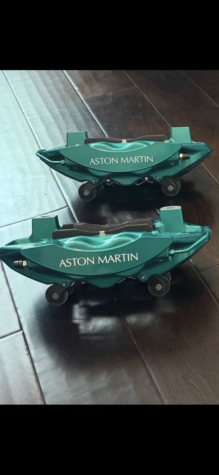 Pinzas de freno Aston Martin DB12/Vantage 2025 carbono cerámica AM Racing verde Foto 2 de 4