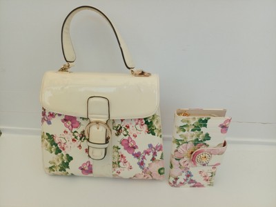 Vintage Damen Handtasche mit Blumen Design. Es hat passendes Zubehör.