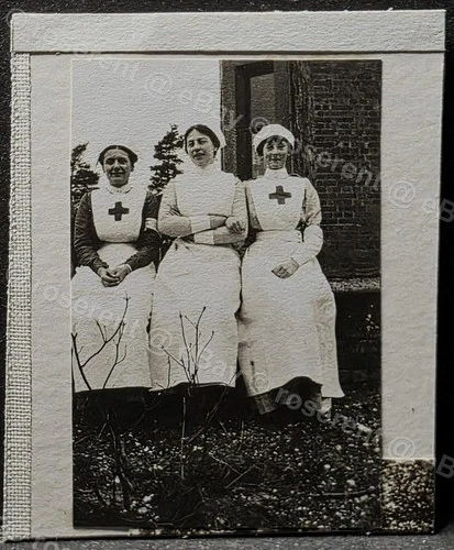 WW1 Minley Military Hospital - three VAD Nurses sat on a wall - photo 6 by 3.5cm