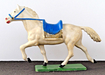 STARLUX weißes Pferd mit blauem Trabsattel