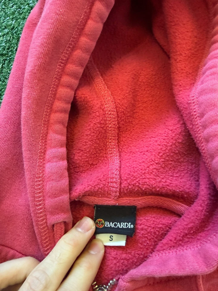 Moletom com capuz feminino vintage anos 2000 Bacardi rosa com zíper raro coração paz pequenas falhas - Imagem 4 de 4
