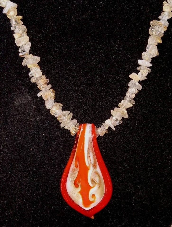 Collar con astillas de cuarzo rutilado dorado y colgante vintage de vidrio soplado a mano, ¡magico! Foto 3 de 4