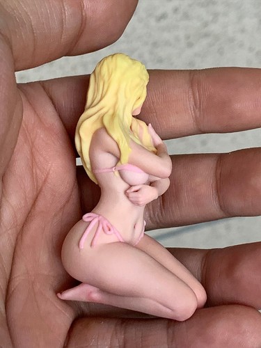 1:18 Yellow Hair Girl Miniature Figurine Resin Diorama Doll Toy Anime Scene Prop - Picture 3 of 8
