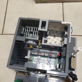 LEGO CREATOR EXPERT BRICK BANK 10251 W/ MANUAL AND BOX