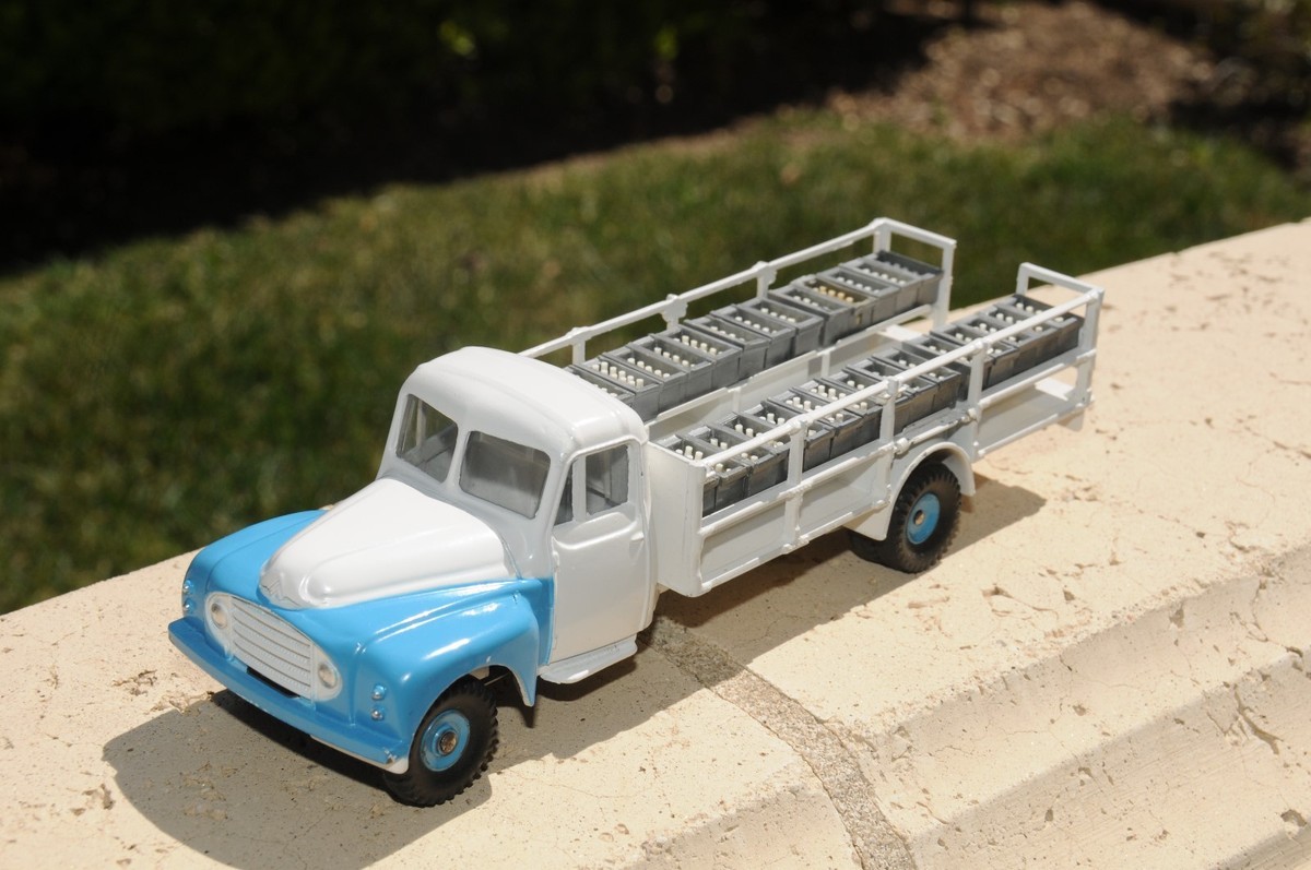Dinky Toys France 586 CITROEN P55 LAITIER Avec Ses 30 Caisses De Lait