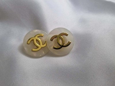 SET BESTEHEND AUS ZWEI WEISSEN ACRYLKNÖPFEN VON CHANEL 22 MM