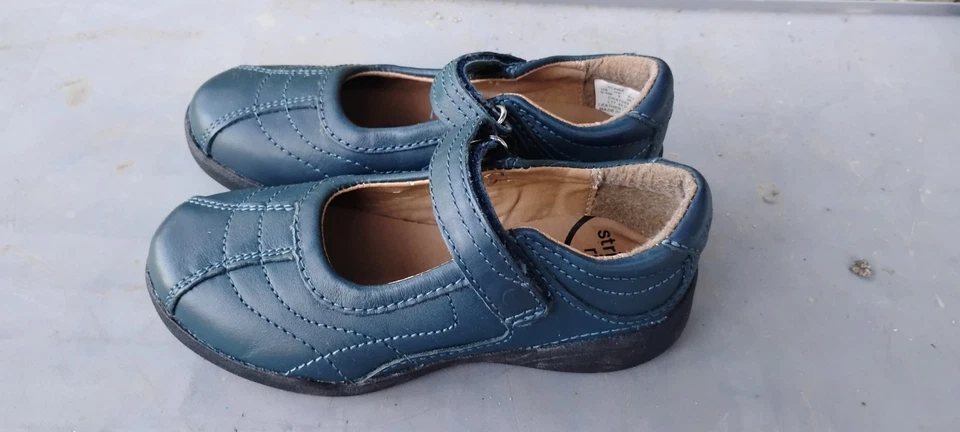 Stride Rite Niño Mary Jane, Sandalias, Cuero, Azul, Talla 9.5M, Niño pequeño  Foto 2 de 4