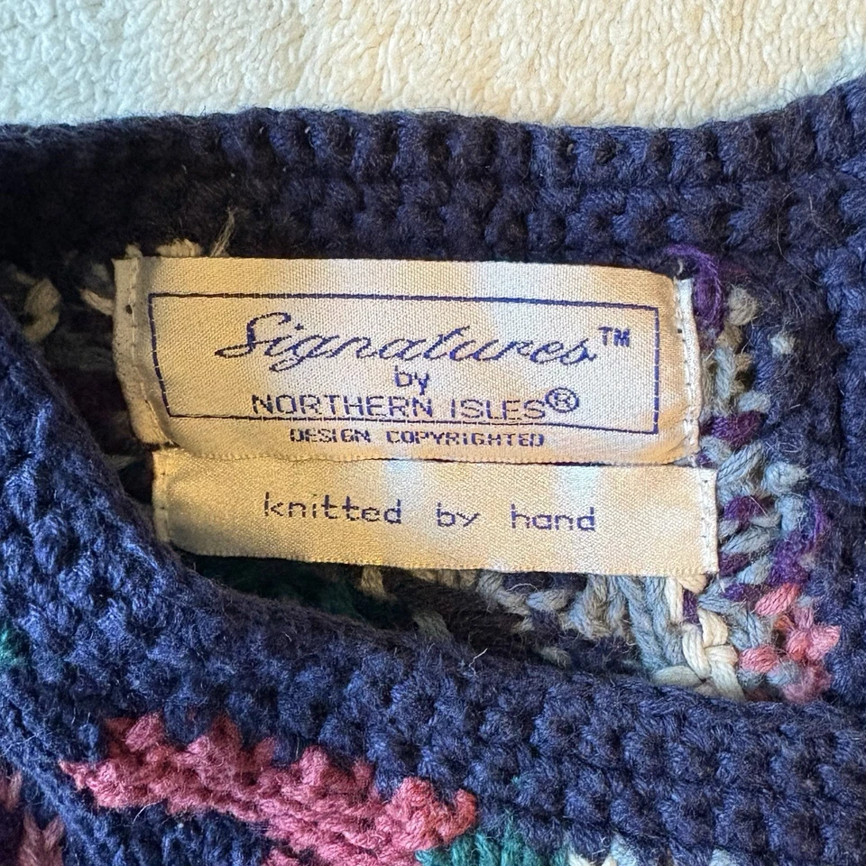 Signatures by Northern Isles Hand Knit Sweater. Floral Pattern. Purple Pink. Med - Image 3 of 4