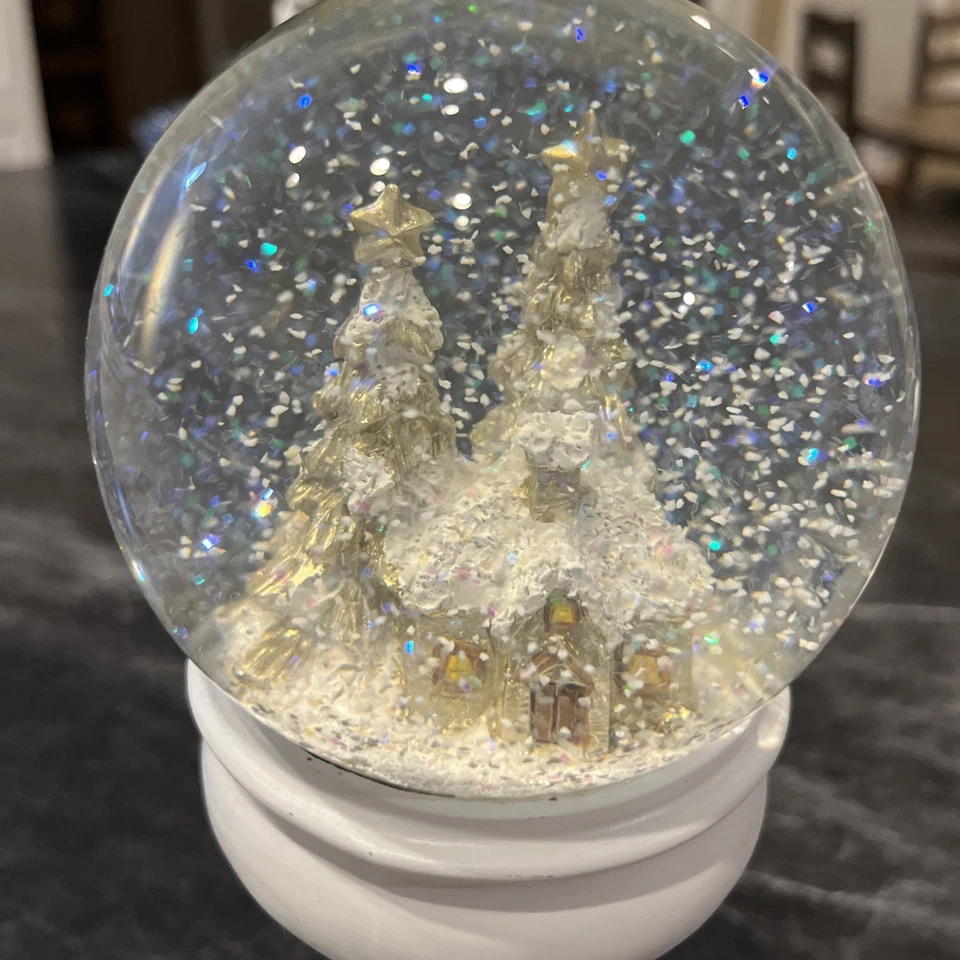 Globo de nieve de vacaciones vidrio sobre pedestal blanco escena de invierno 9x4 Foto 4 de 4