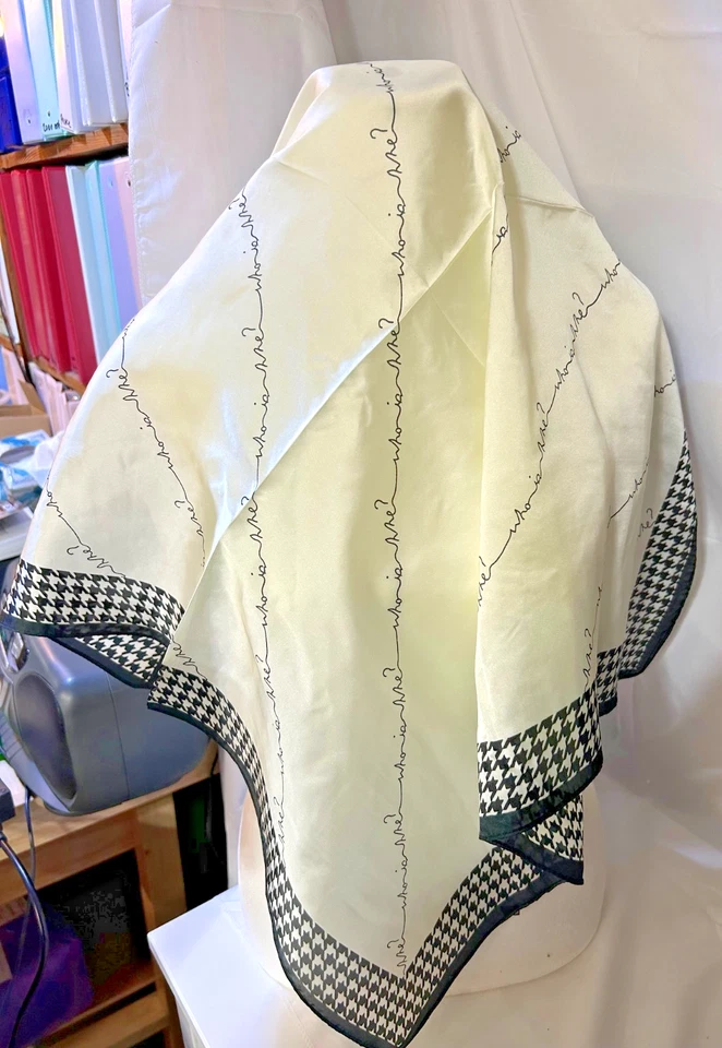 26英寸中号方形白色和黑色千鸟格图案100%聚酯纤维围巾 — 第 2/4 张图片