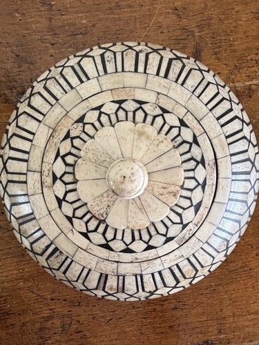Maitland-Smith Box Bone & Horn Tessalated Trinket Dome Round 9.25” Box