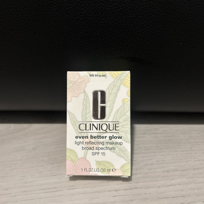 Clinique Even Better Glow. Broad Spectrum. SPF 15. 1 fl. oz. / 30 ml. WN 44 (MF)