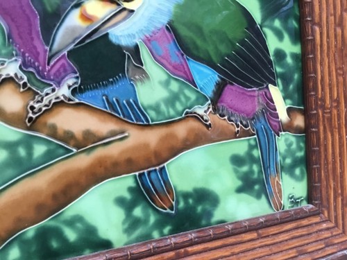 Pintura artística de azulejos de pájaros tucán firmada BLT 14” X 11” enmarcada - Imagen 2 de 5