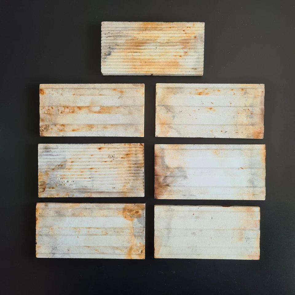 Conjunto antigo de sete azulejos espaçadores de majólica para lareira C1890 - Imagem 3 de 4