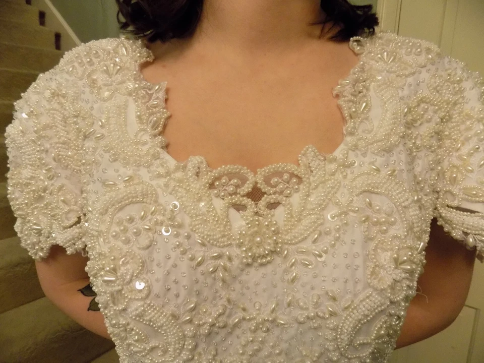 FOREVER YOURS Bridal Wedding Dress Sz 10 White Elaborate Beading 3 ft train VGUC - Image 3 of 4