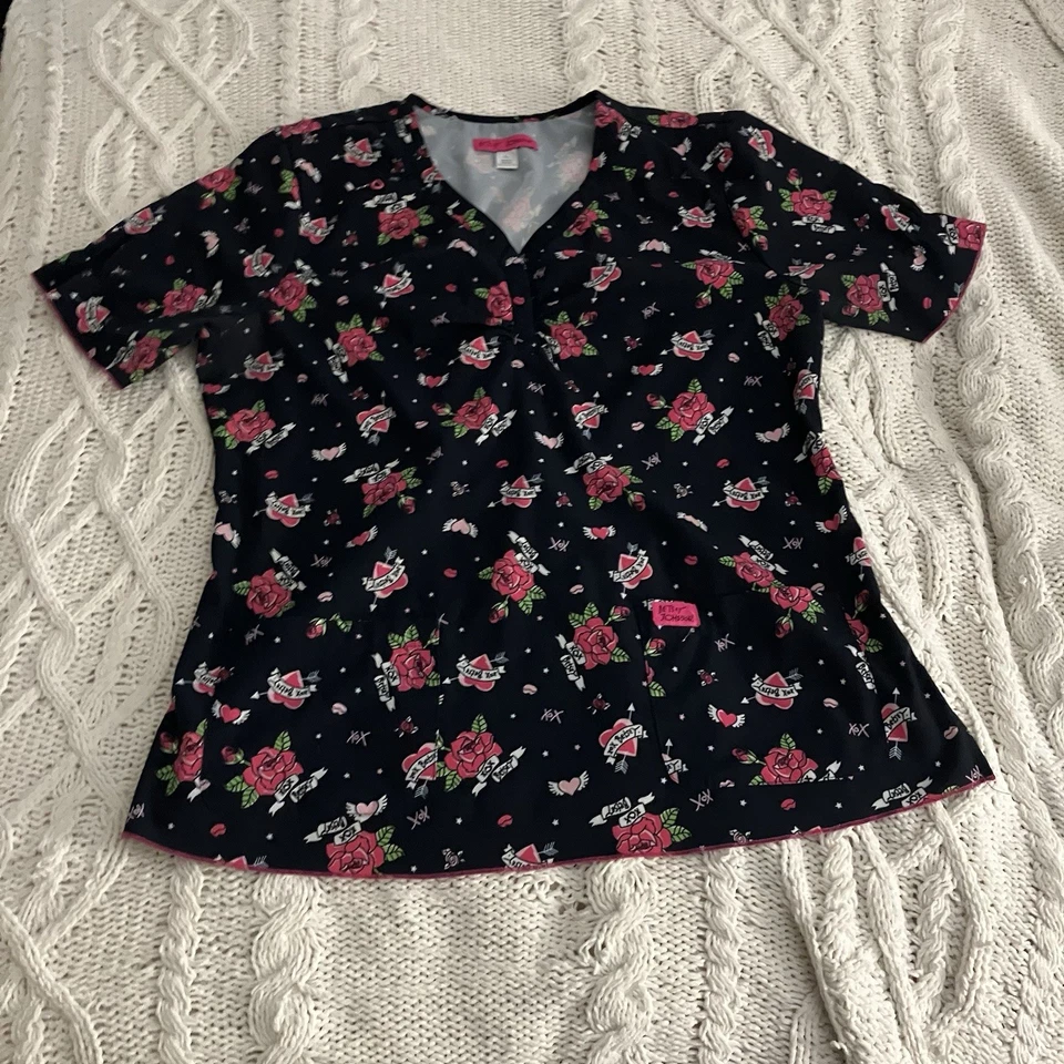 Betsey Johnson Koi Women’s Size L Floral And Heart Scrub Top - Image 3 of 4