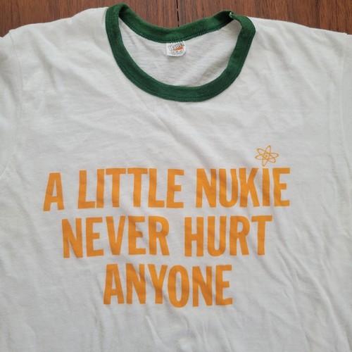 Camiseta Timbre Vintage Años 70 Humor Nuclear Pequeña A Little Nukie Nunca lastimar a Nadie - Imagen 2 de 6