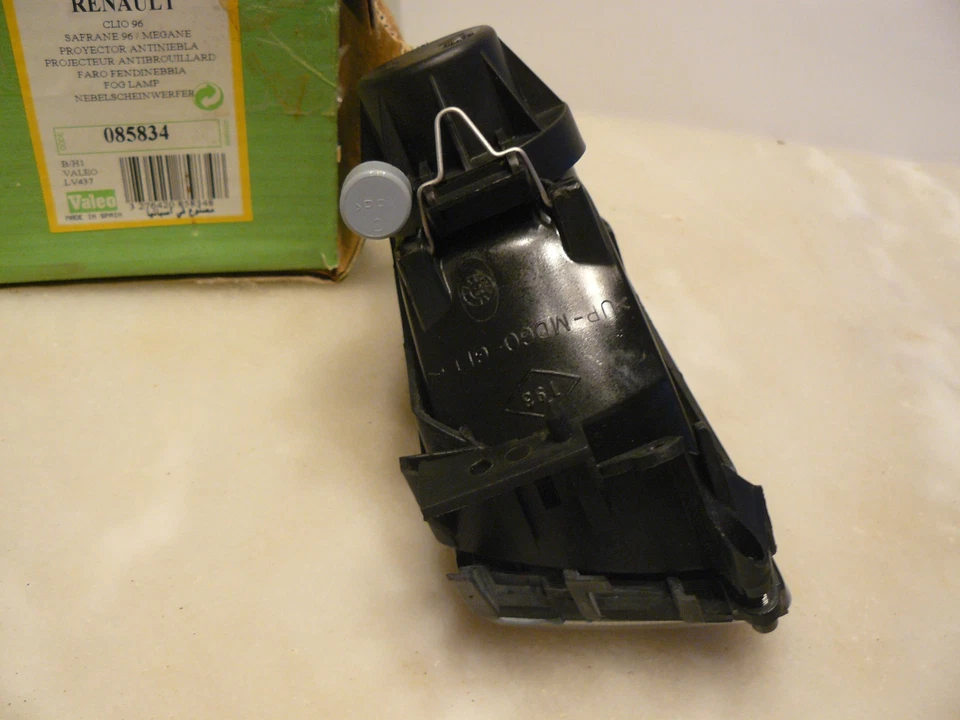 Phare antibrouillard avant gauche Renault Safrane 96 Clio 96 Megane - Photo 4/4