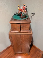 Antique Victor Talking matching 1904 with Antique Stand And Dancing Toy Dolls
