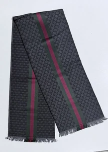 Foulard Gucci en bande toile noire rouge et verte. Matière : 80% laine 20% soie.