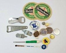 Lote de cajones de chatarra publicitarios vintage para hombre - artículos de cerveza, monedas, botones Coca-Cola
