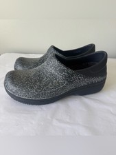 CROCS Size 8 Women  s Slip Resistant Clogs Shoes