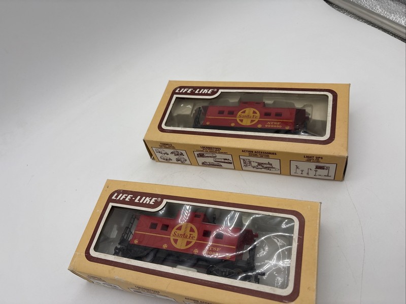 LIFE-LIKE 8542 HO Scale Center Cupola Caboose "A.T.&S.F. 999850" Lot Of (2)