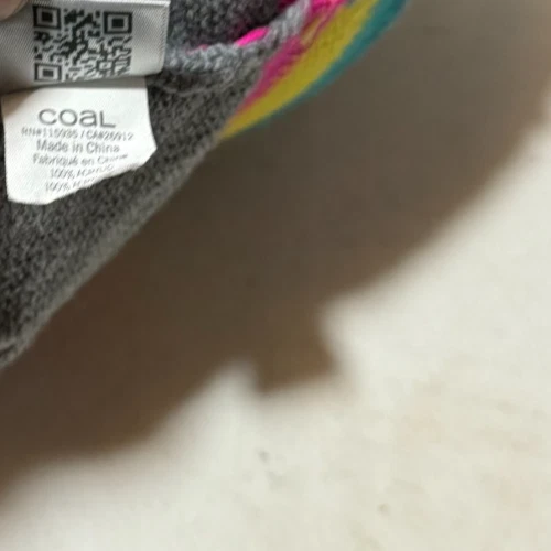 Gorro tejido invierno carbón gris con rayas multicolores y pompón Foto 4 de 4