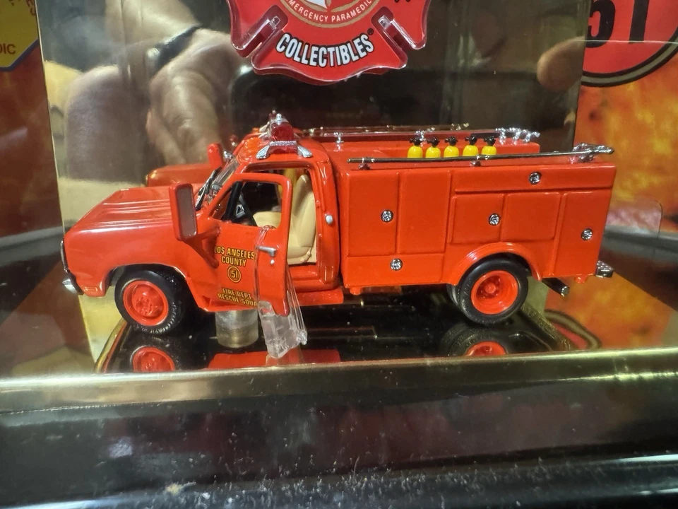 Code 3 Emergency LA County Emergency Squad Truck 13940 - Image 2 of 4