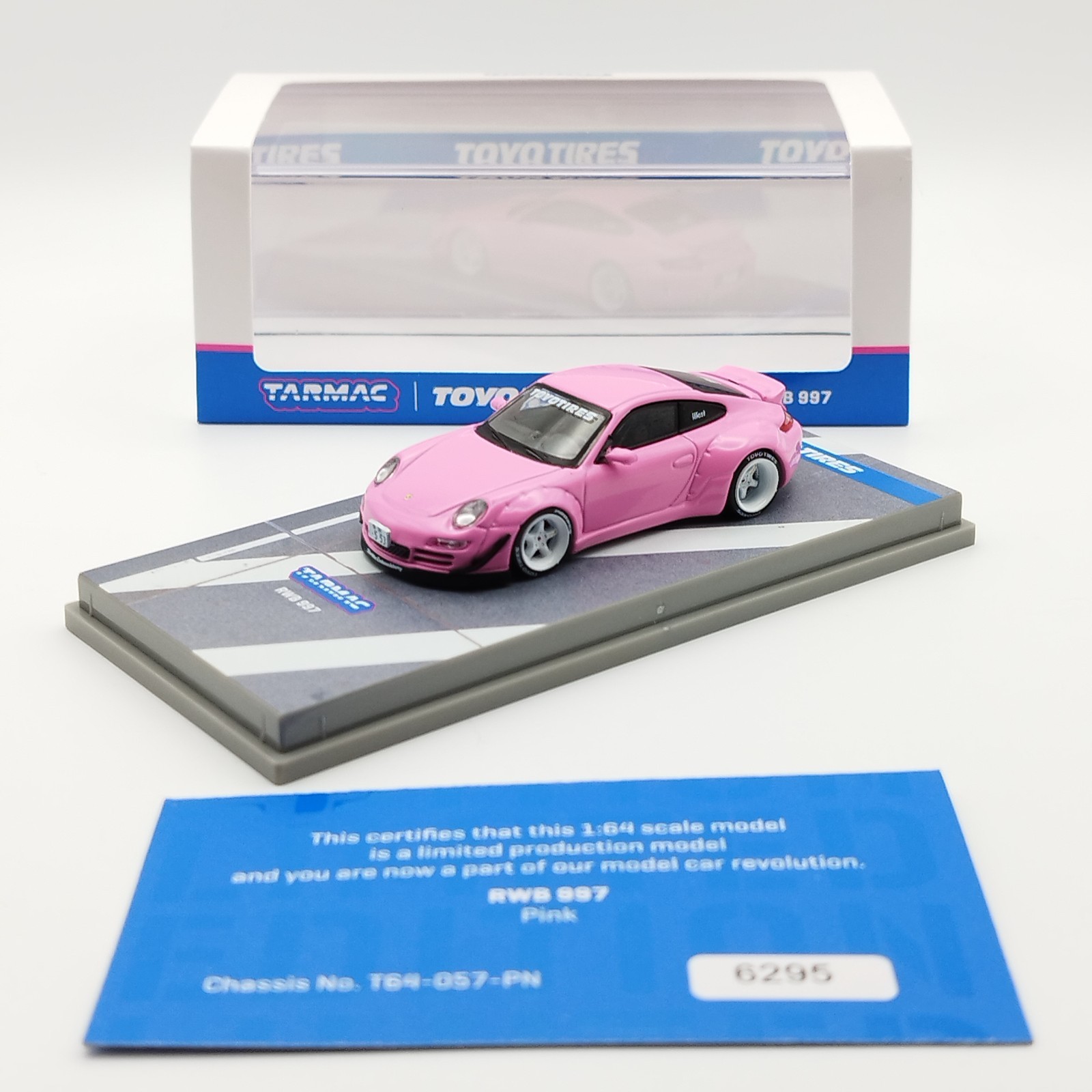Miniature RWB Porsche 997 Pink Tarmac Works 1/64 pour collectionneur de voitures de sport