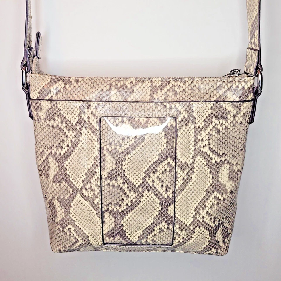 Carlos Santana, Cartera Bandolera Piel Serpiente Beige, Color Desierto Tostado con Hebilla Foto 4 de 4
