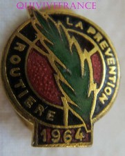 BG6490 - INSIGNE LA PREVENTION ROUTIERE 1964