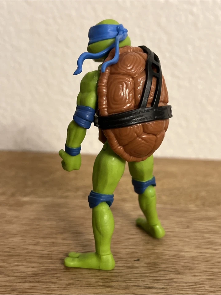 Figura de acción de juguete Teenage Mutant Ninja Turtles Mutant Mayhem Leonardo 4,5" Foto 4 de 4