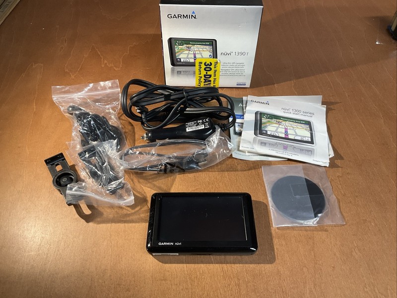 Garmin nüvi 1390LMT Automotive GPS, TESTED- WORKS. Bluetooth Gently Used