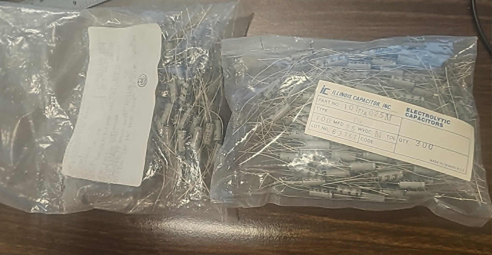 400pc Illinois Capacitor 10TTA025M 100µF 25V Axial Electrolytic Capacitor±20%