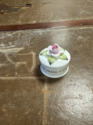 The Queen Mother 80th Birthday Staffordshire England Fine Bone China Trinket Box - Image 1 of 4