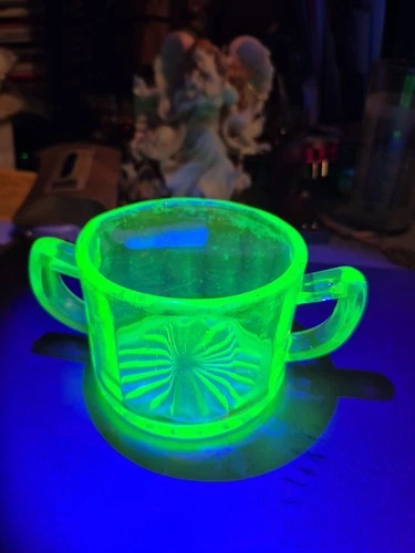 Hazel Atlas Green Depression Uranium Glass Sugar Bowl Vintage 1930’s Some flaws.