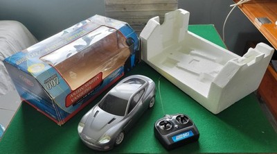 Beanstalk Group Aston Martin V12 Vanquish James Bond 007 Modell im Maßstab 1:16 OVP