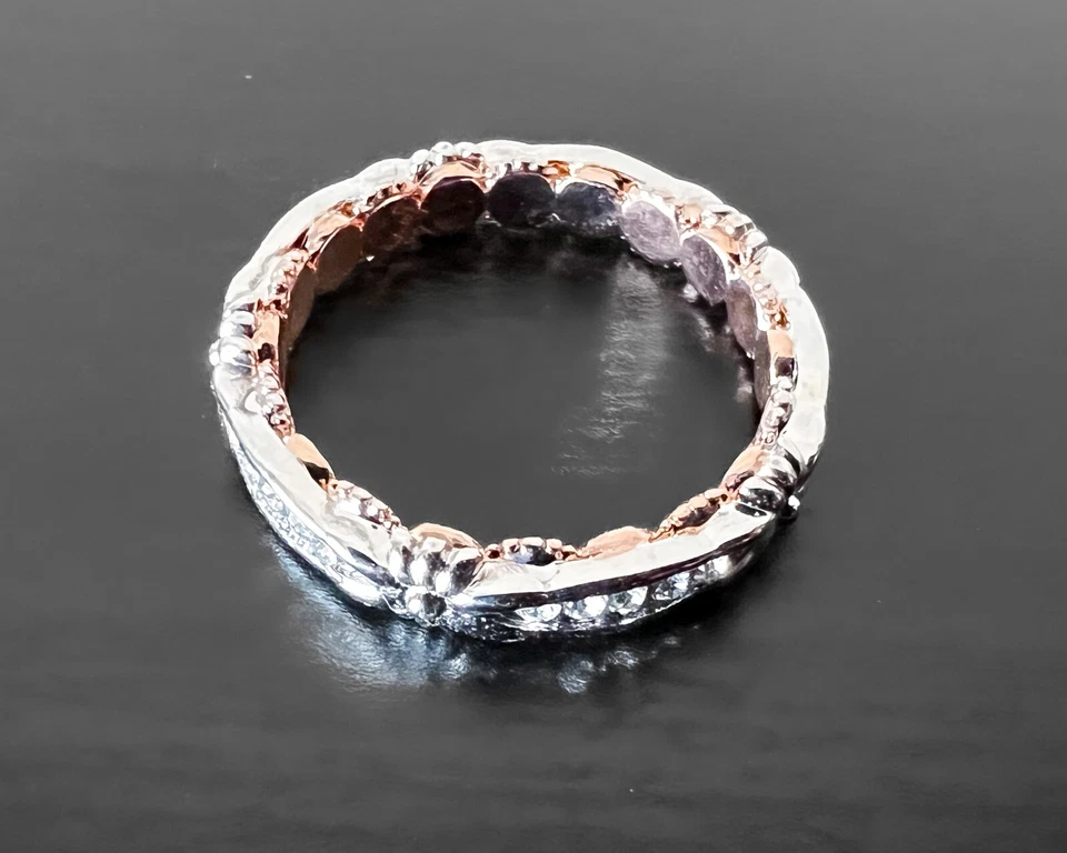 Anillo de plata esterlina con placa de oro rosa de eternidad de zafiro creado en laboratorio blanco Foto 4 de 4