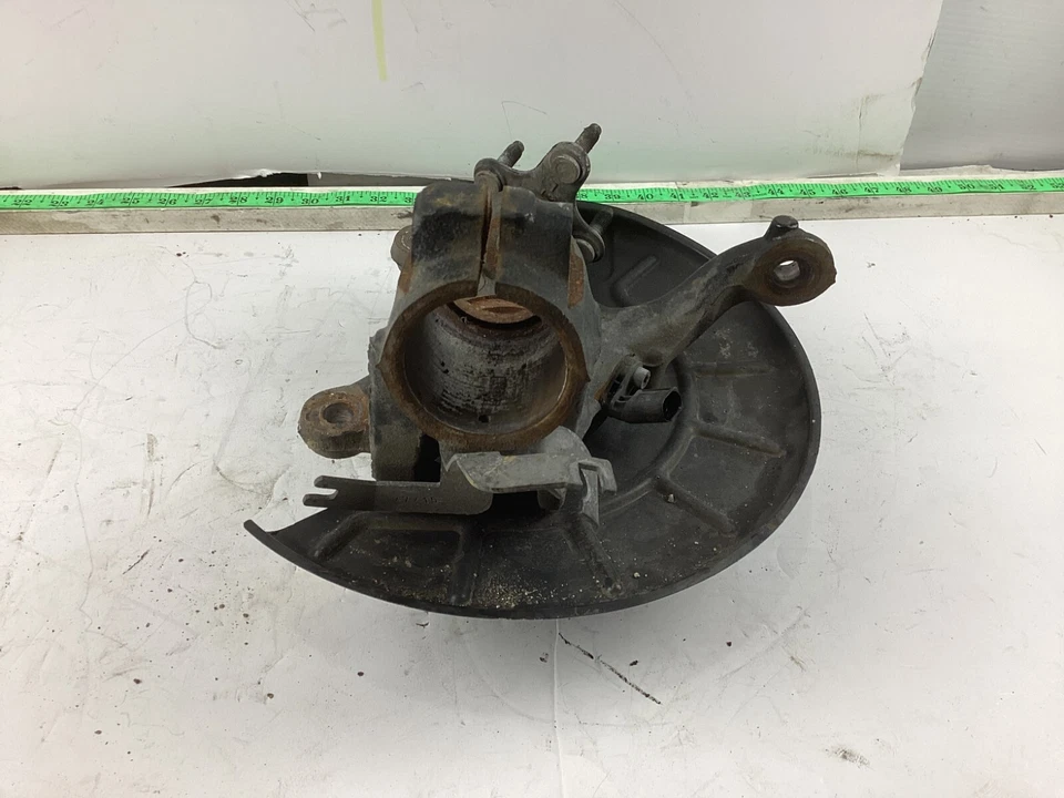 Volkswagen Jetta 2011-2018 eje delantero izquierdo buje nudillo 1K0615311F OEM. Foto 2 de 4