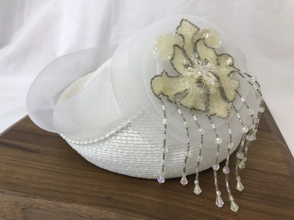 De colección Sombrero Para Mujer Elegante Blanco Malla Envuelto Cuentas Lentejuelas Fascinador Pequeño Mediano Foto 2 de 4