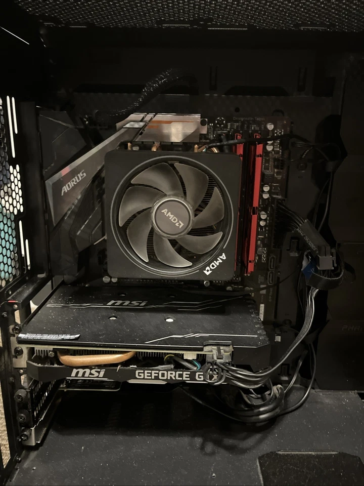 PC de escritorio para juegos Foto 2 de 4