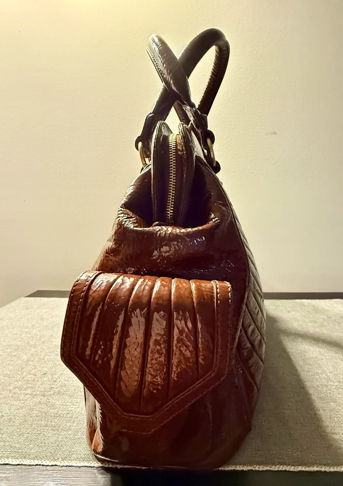 Cartera de mano Isabella Fiore mediana de charol marrón Foto 3 de 4