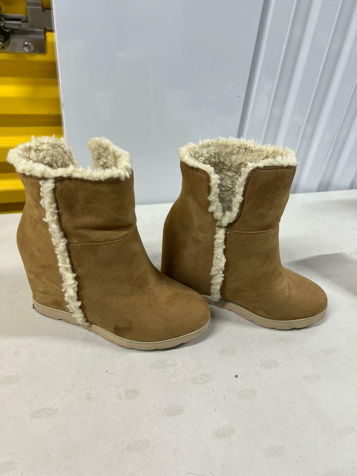 Shoedazzle Danika Tan Winter Boots Size 