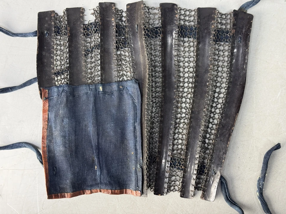 Y8707 YOROI Espinilla de Hierro Protector de Piernas Greaves Samurai Armadura Japón Antiguo Bushi Brazos Foto 4 de 4