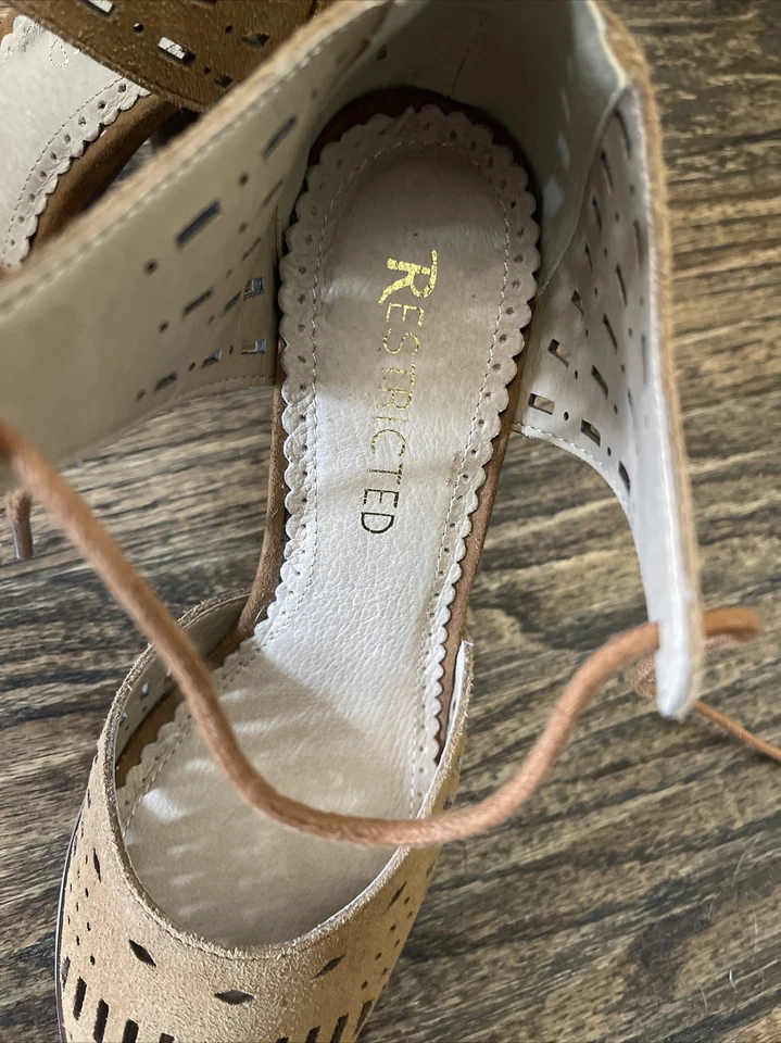 Zapatos de tacón de cuña de gamuza/cuero tostado restringido de 3,5" con detalle frontal de corbata 5,5 M Foto 4 de 4