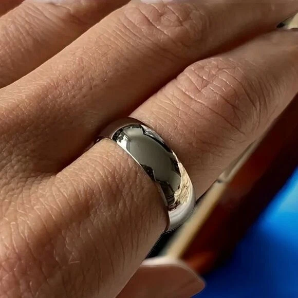 Alianza de boda para hombre de acero inoxidable de 6 mm con acabado liso Foto 4 de 4